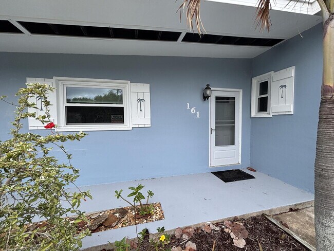 Building Photo - Charming Old Florida-Style Pool Home for Rent!