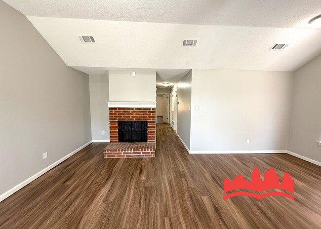 Foto del edificio - Welcome to 5495 Emerald Hills Dr! HALF OFF FIRST MONTH RENT!