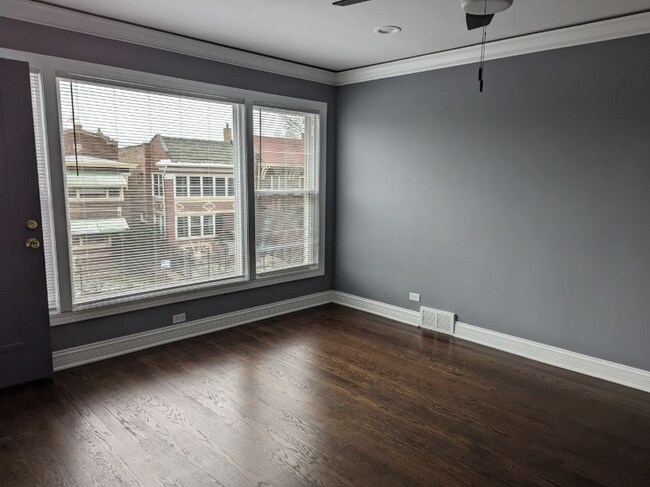 Building Photo - Spacious 3BR Unit in Quiet South Side Buil...