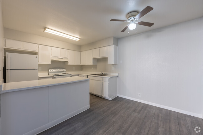 2BR, 1 BA - 840SF - Cocina y comedor - Cottonwood Creek Apartments