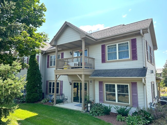 Building Photo - W170N5544 Ridgewood Dr