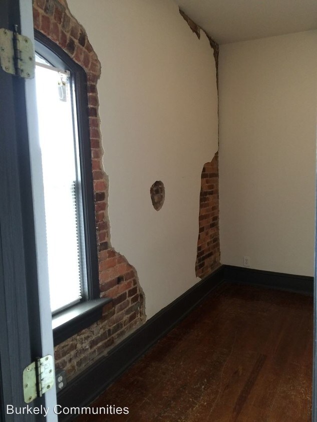 Primary Photo - 358 S Elm St
