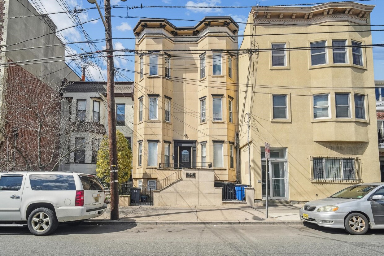 Primary Photo - 1097 Summit Ave