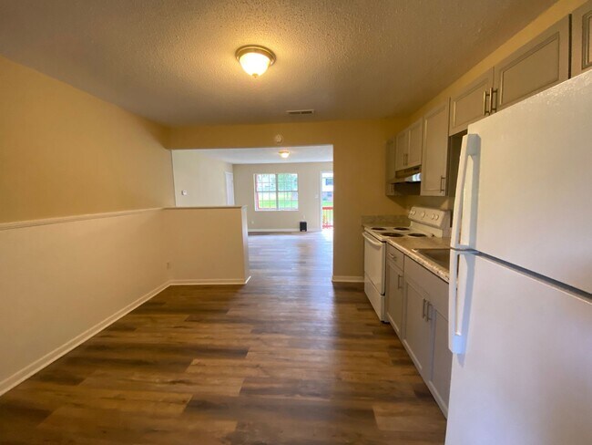 Building Photo - 2232 Basswood Pl SE