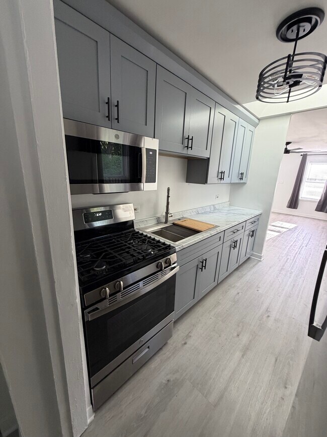 Cocina - 3206 S Waterview Ave