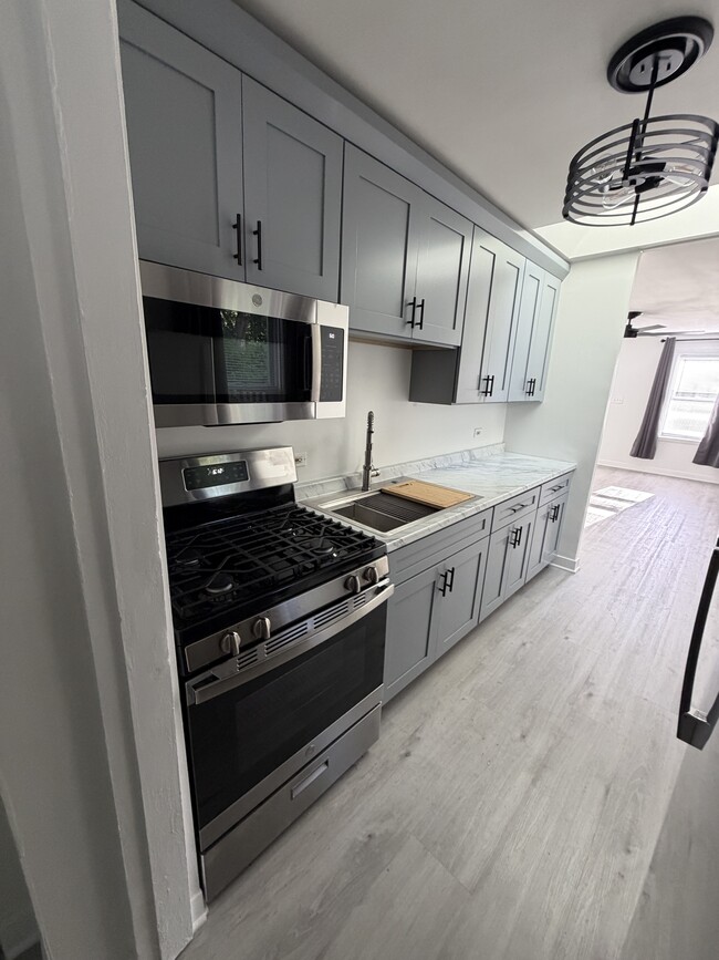 Kitchen - 3206 S Waterview Ave