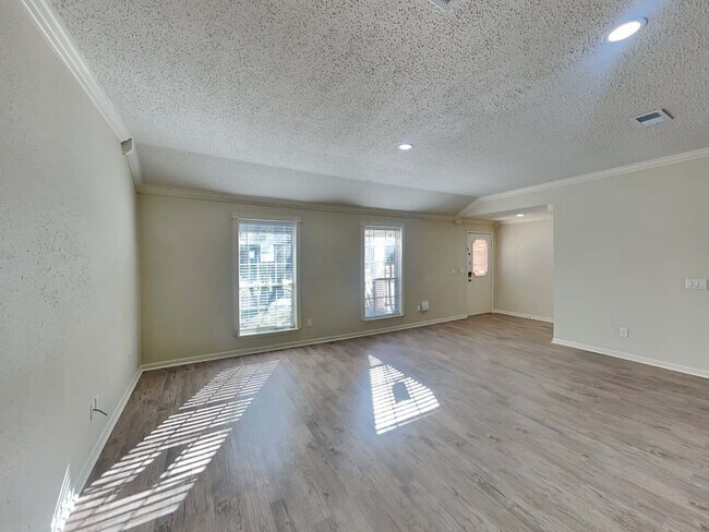 Foto del edificio - 110 S Village Knoll Cir