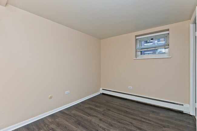 Building Photo - Charming 2B 2B condo in Lakeview available...