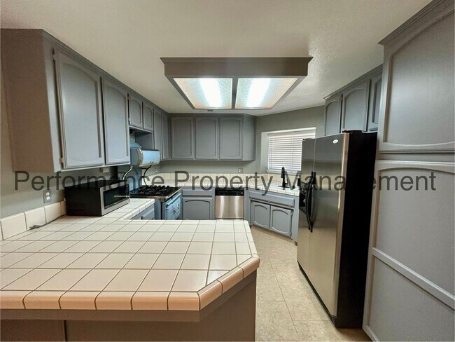 Foto del edificio - Charming 3 Bed/2 Bath Home in SW Bakersfie...