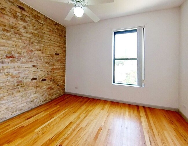 Building Photo - 1435 W Balmoral Ave