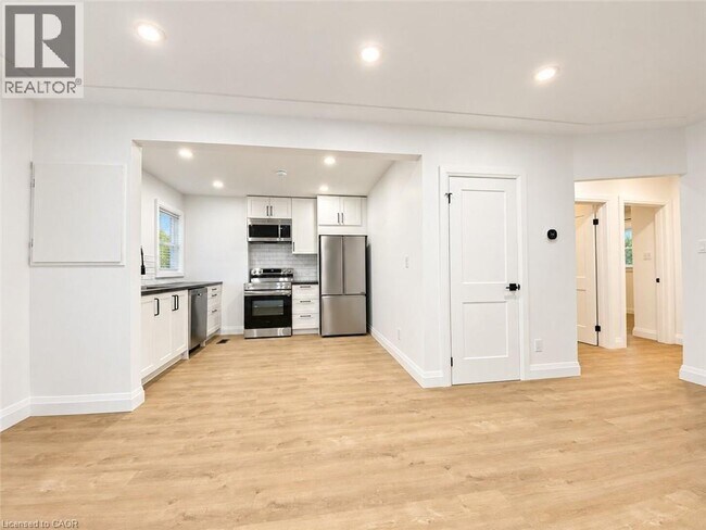 Photo du bâtiment - 24 Sandalwood Ave