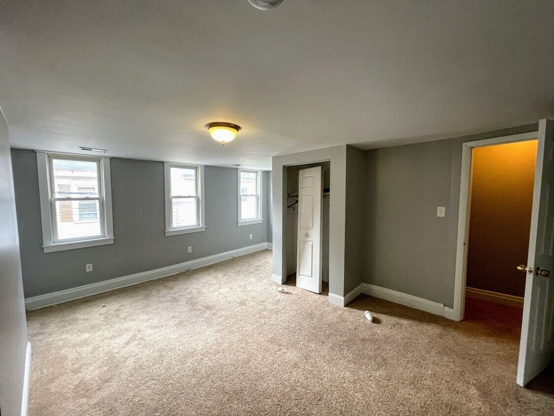 Foto principal - 2 or 3 bed 1.5 bath - Southside flats, was...