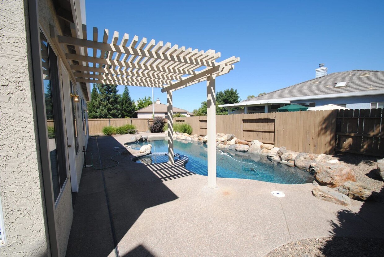 Building Photo - 1401 Voltaire Dr