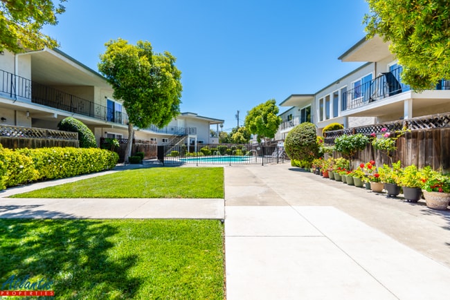 Building Photo - 642 Blythe Ct