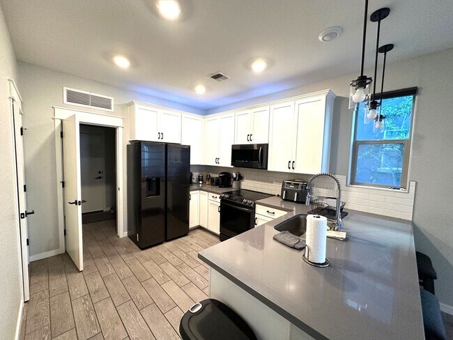 Foto del edificio - 4 bed 2.5 bath townhouse in The Crossings