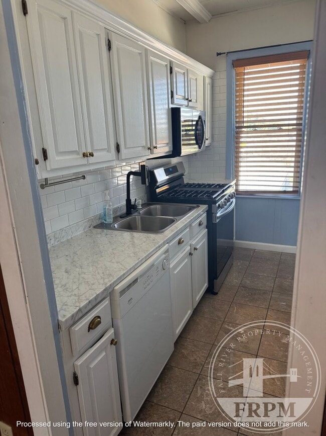 Building Photo - 463-465 Sawyer St