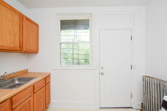 Building Photo - 2942 N Albany Ave