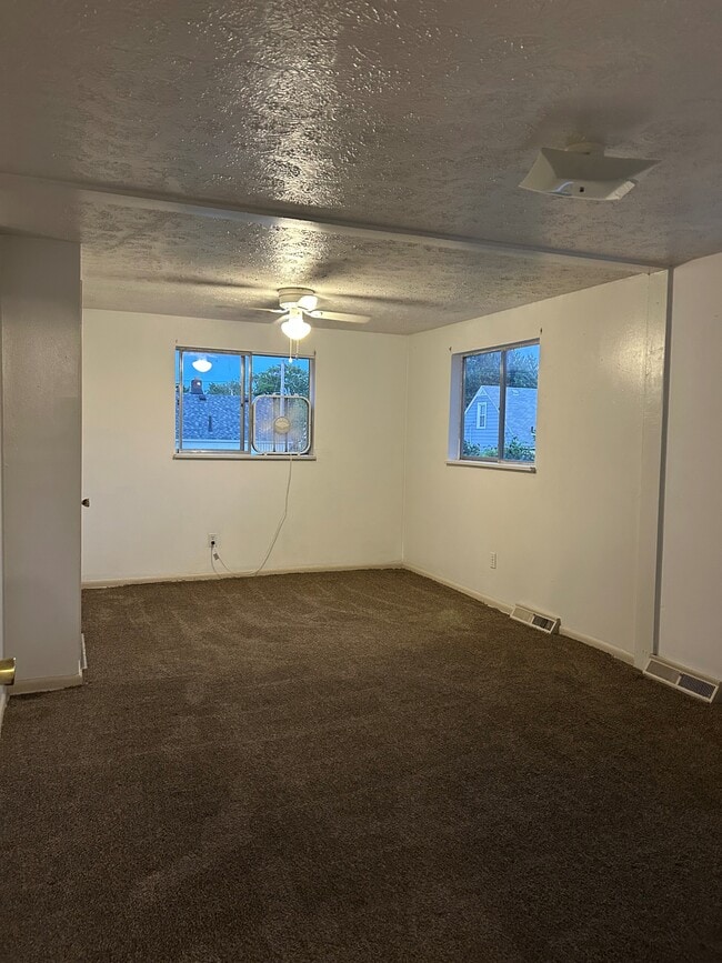 Building Photo - 1331 Lakeview Ave