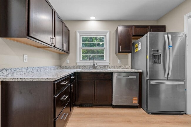 Foto del edificio - 725 Temple Ct