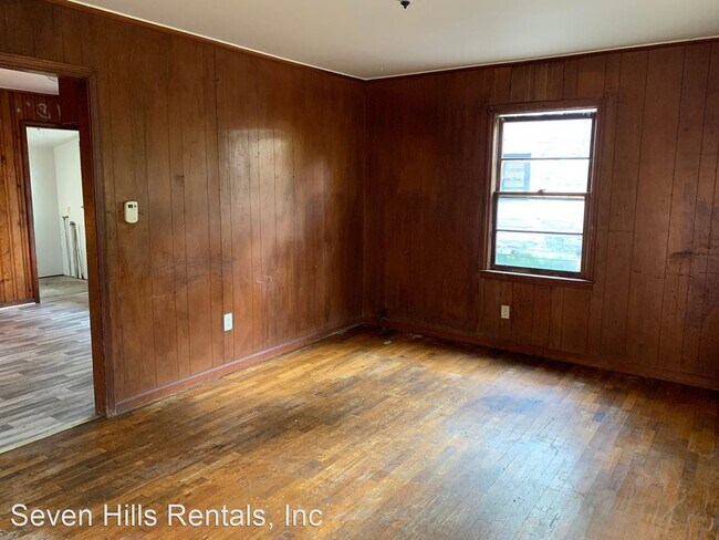 Building Photo - 3 br, 1 bath House - 206 Larkspur Lane