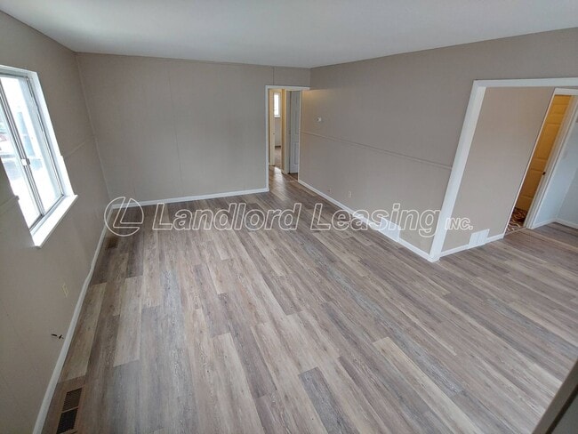 Foto del edificio - Freshly painted 3 bedroom with new flooring throughout!
