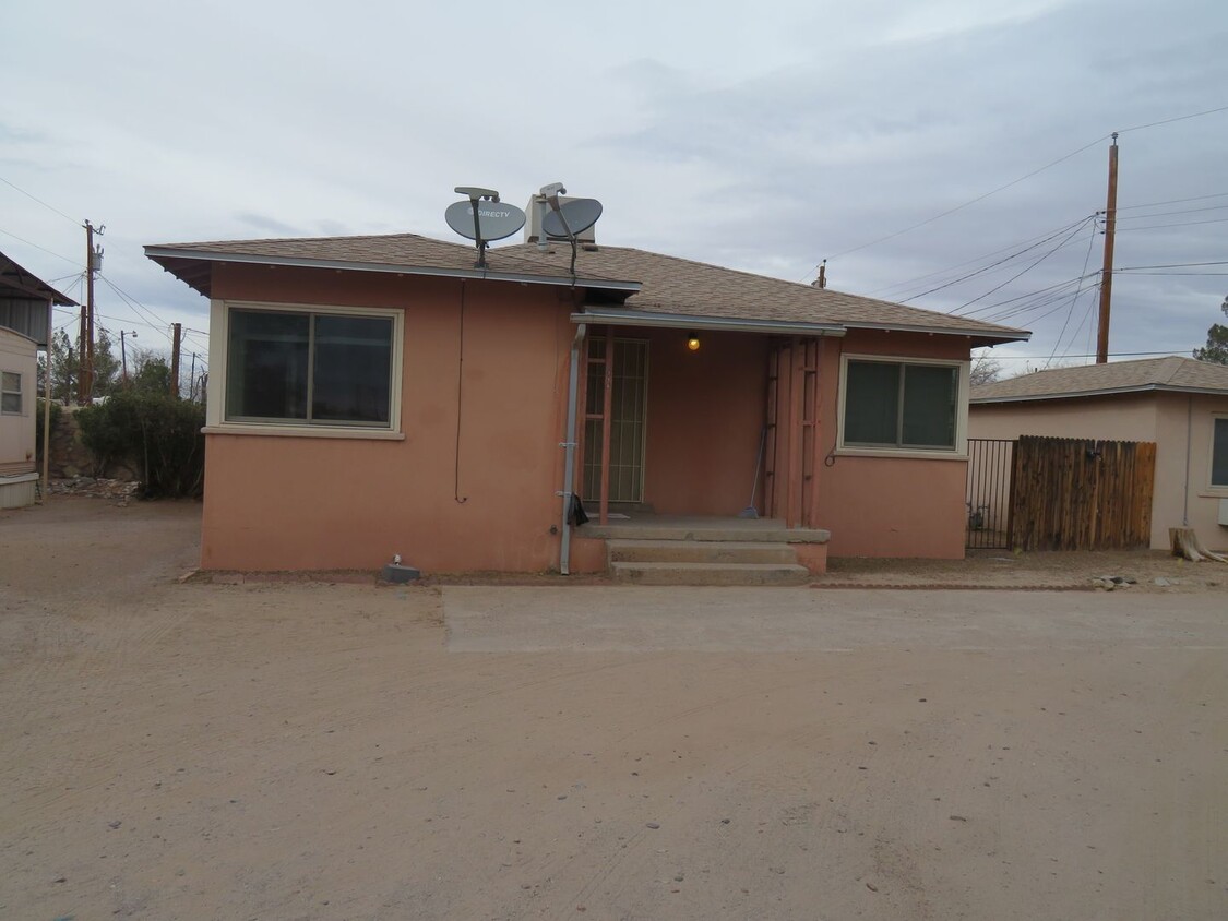 Primary Photo - Clean 2 Bedroom, 1 Bath Home for Rent