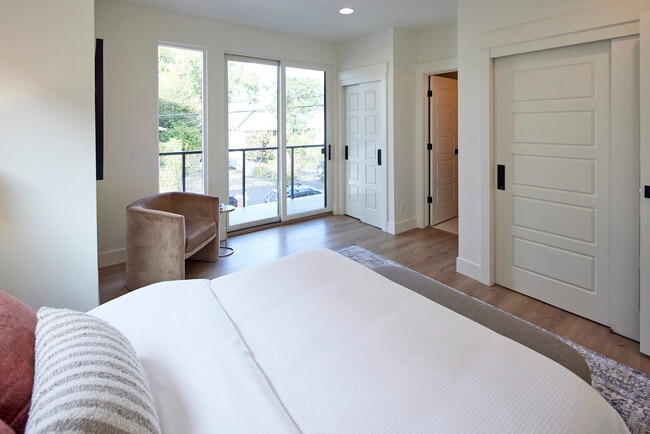Building Photo - 140 Sacramento Townhomes