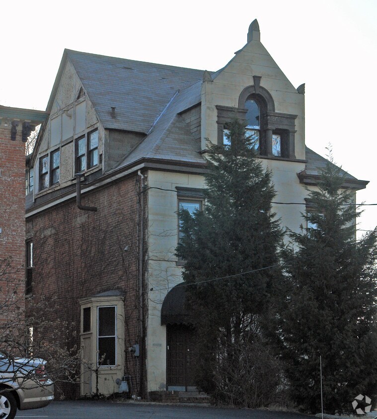 Building Photo - 2352 Kemper Ln