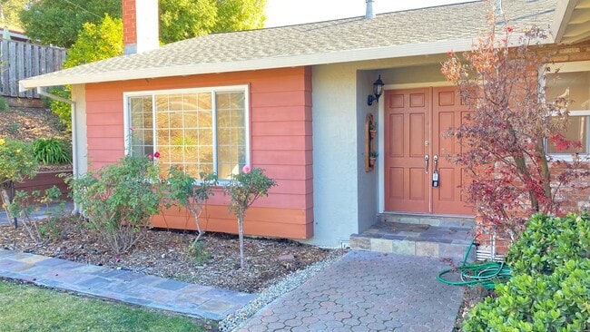 Building Photo - Gorgeous house - Huge Backyard with Bonus ...