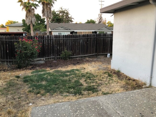 Building Photo - Centrally Located 2 Bed/1 Bath Duplex in L...