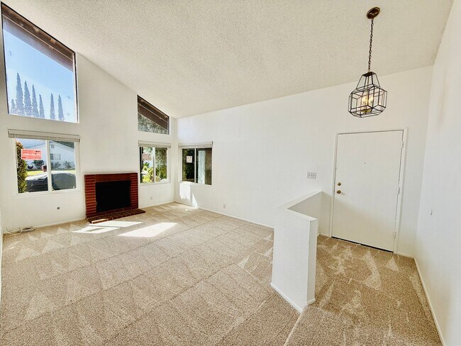 Foto del edificio - Bright & Spacious 3BR Home w/High Ceilings...