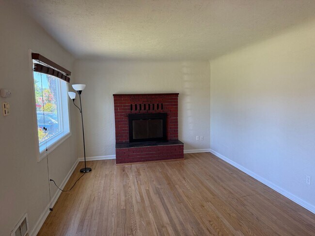 Foto del edificio - Large updated 2 bedroom 1 bathroom house in Springfield!