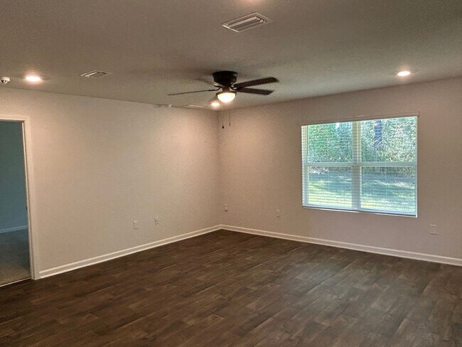 Foto del edificio - Beautiful 4BR/2BA home with Community Pool...