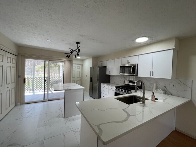 Building Photo - Spacious 2 Bedroom 2.5 Bath