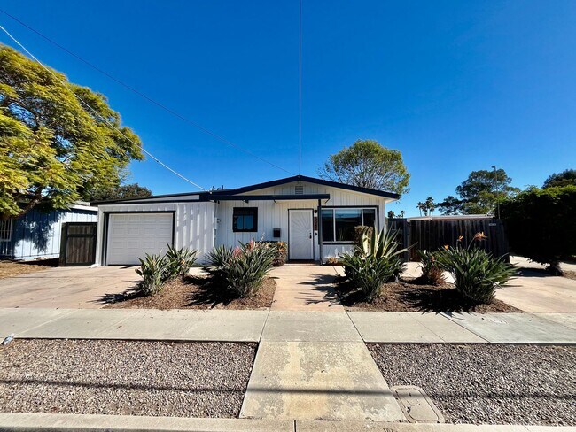 Foto del edificio - Beautiful 3B/2BA w/ Large Yard, 2 Car Garage & RV Parking!