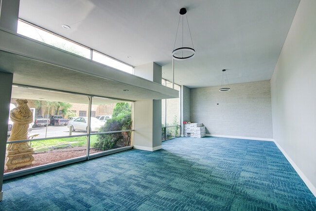 Foto del edificio - 7250 N Western Ave