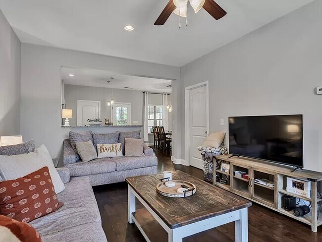 Foto del edificio - Luxury Bellevue Townhome in Harpeth Park