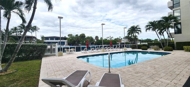 Foto del edificio - 9800 W Bay Harbor Dr