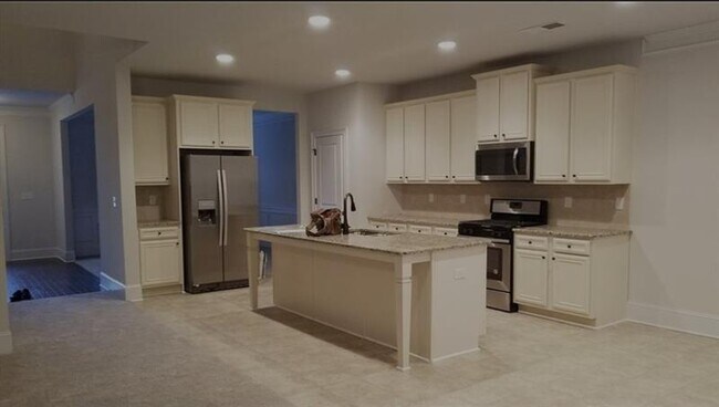 Building Photo - 235 Broadmoor Dr