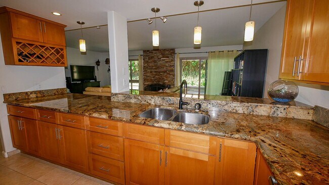 Building Photo - Updated 4BR Townhome in La Jolla Shores He...
