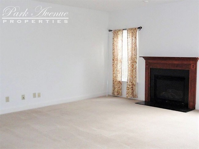 Foto del edificio - 121 Farm Springs Rd