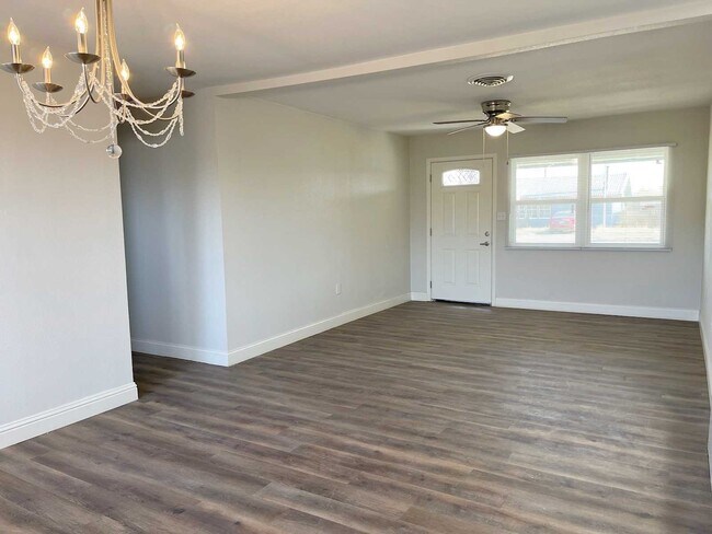 Building Photo - 4606 Mercedes Dr
