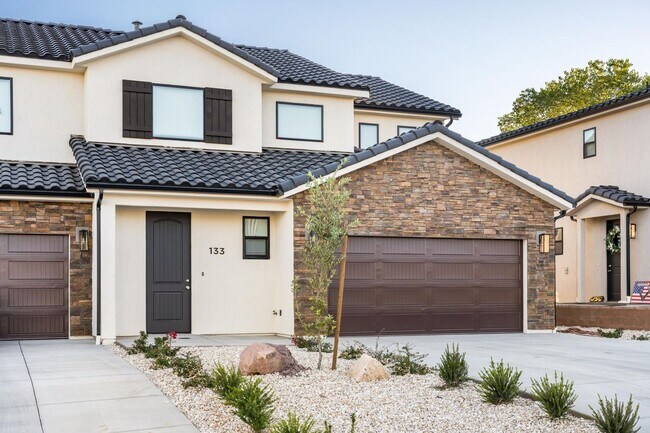 Foto del edificio - Beautiful 4 bedroom, 3.5 bathroom twin home in St George!