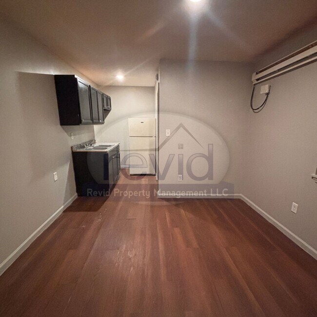 Building Photo - Move In Special! Half off First Months Rent!