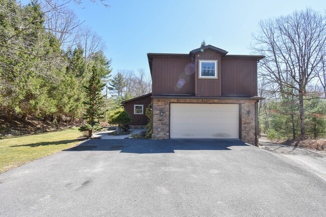 Foto del edificio - Luxury Living in the Country! 2 Car Heated Garage & More