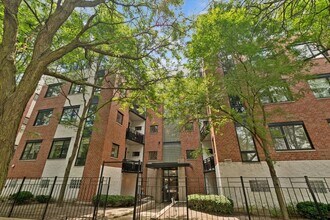Building Photo - 2337 W Wolfram St