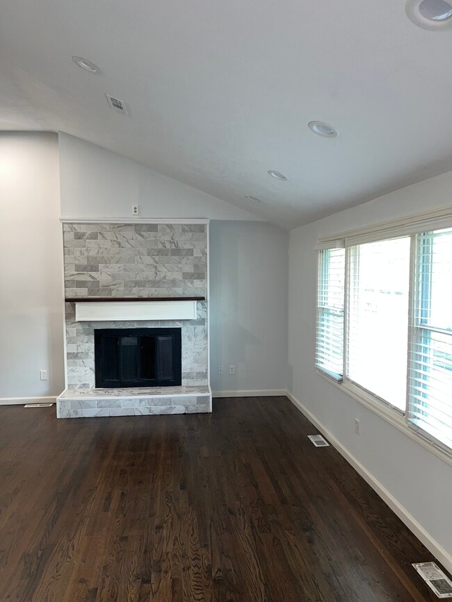 Foto del edificio - 9316 Fairwood Dr