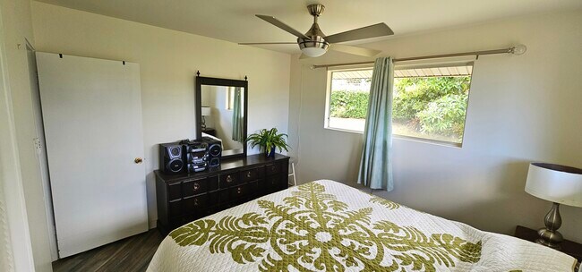 Room#2 Dresser and Stereo System - 240 Elilani St
