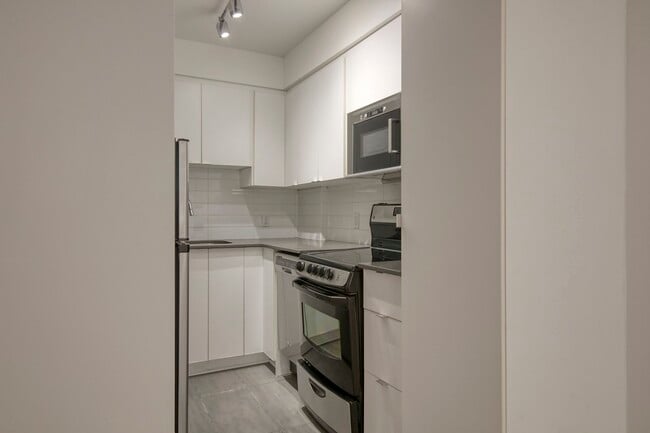 Building Photo - 4570 Chem. Queen Mary