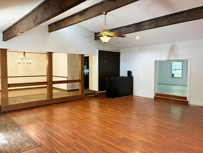 Building Photo - 5212 S Columbia Pl
